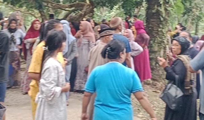 
					Emak-Emak Ngamuk, Minta Sarang Judi & Sabu di Langkat Ditutup!