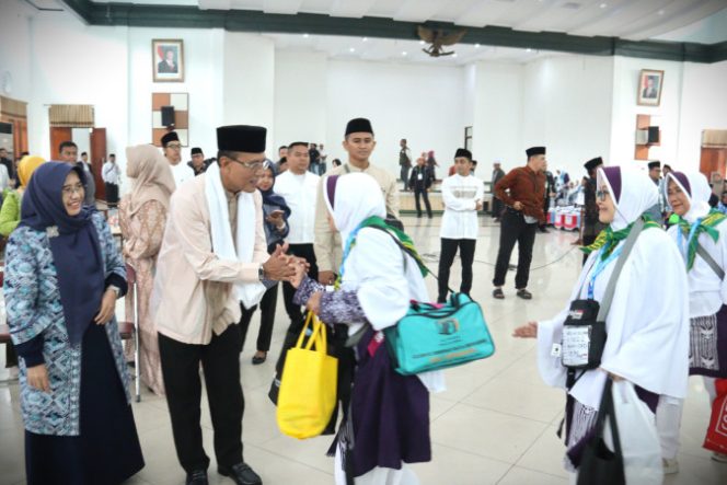 
					Jemaah Kloter 19 Ciamis Siap Haji, Cuaca di Mekah Katanya Lagi Adem Nih!