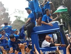 Maung Bandung Juara Lagi, Jalanan Kota Berubah Jadi Lautan Bobotoh Biru!