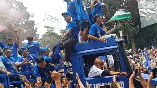 
					Maung Bandung Juara Lagi, Jalanan Kota Berubah Jadi Lautan Bobotoh Biru!