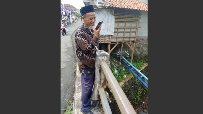 
					Jembatan Cikeudeungan Jadi “Tempat Buang Sampah”, Ketua RW Cuma Bisa Garuk Kepala