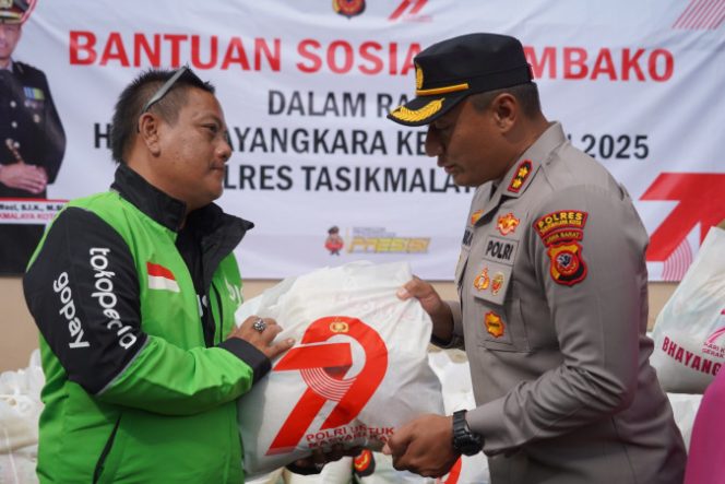 
					Kejutan dari Polres Tasik Kota, Warga Tamansari Dapat Sembako Gratis!