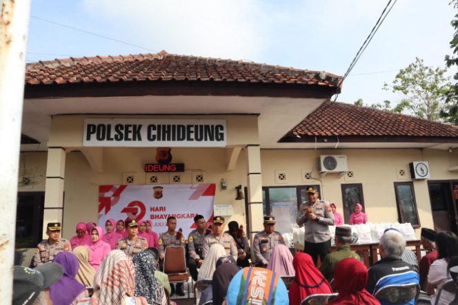 
					Menjelang HUT Bhayangkara ke-79, Kapolres Tasik Bagi-Bagi Sembako!