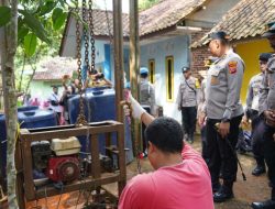 Nggak Cuma Nilang, Polisi di Tasik Bikin Sumur Bor Buat Warga