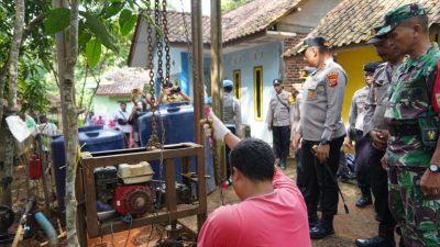 Nggak Cuma Nilang, Polisi di Tasik Bikin Sumur Bor Buat Warga