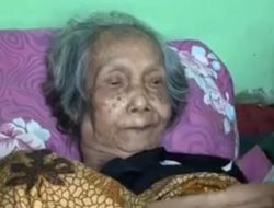 Baznas Ciamis Bawa Kasur Baru buat Nenek Narsih