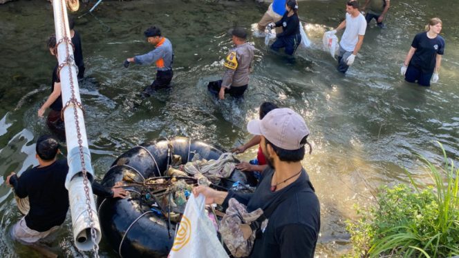 
					Bersih-Bersih Sungai Bareng Polisi dan Pemandu Wisata di Bukit Lawang: Bukan Cuma Angkat Sampah, Tapi Juga Rawat Harapan