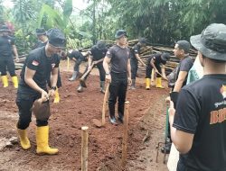 Tetap Hadir di Tengah Hujan, Brimob dan Bos Durian Kujang Ikut Kerja Bakti Renovasi Rumah Warga