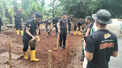 Tetap Hadir di Tengah Hujan, Brimob dan Bos Durian Kujang Ikut Kerja Bakti Renovasi Rumah Warga