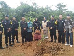 Brimob Cineam Sulap Lahan Kosong Jadi Kebun Durian, Bareng Bos Durian Kujang Ciamis!