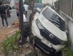 Diduga Senggolan, Mobil Oleng dan Nyungsep ke Drainase di Medan–Binjai Km 13