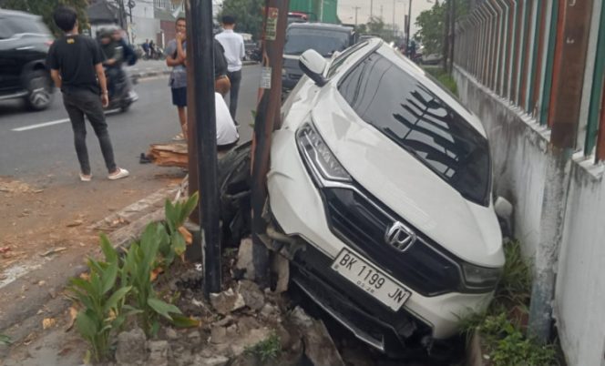 
					Diduga Senggolan, Mobil Oleng dan Nyungsep ke Drainase di Medan–Binjai Km 13