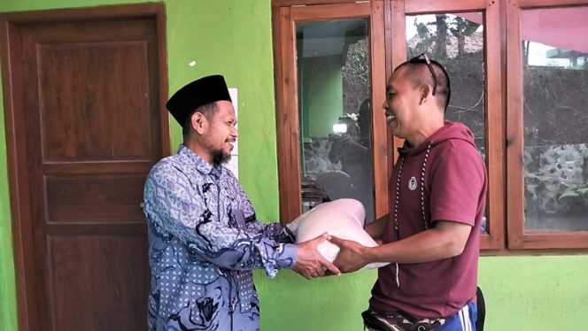 
					Guru Tanpa Gaji: Kisah Haru di Balik Madrasah Kecil Ciamis, H. Wahyu Datang Membantu