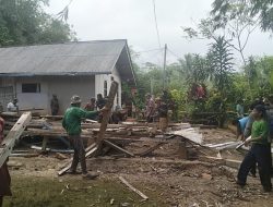 Mak Unamah Akhirnya Punya Rumah Baru, Warga Kompak Bantu Bongkar Bangunan Lama