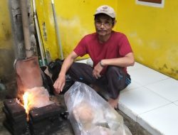 Nggak Ada TPS, Warga Ciamis Pilih Bakar Sampah di Halaman Kontrakan