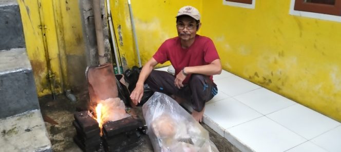 
					Nggak Ada TPS, Warga Ciamis Pilih Bakar Sampah di Halaman Kontrakan