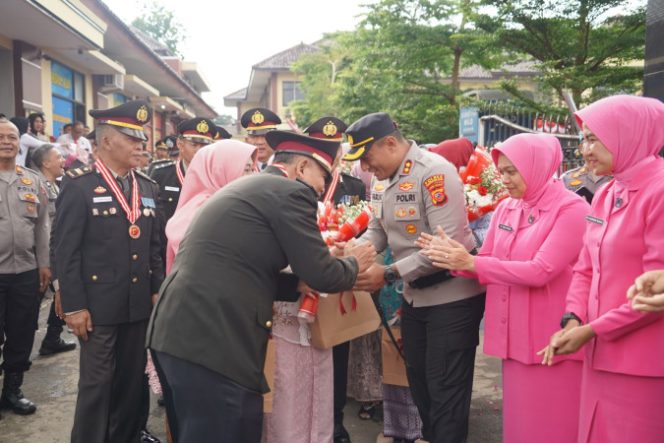 
					Suasana Haru Warnai Perpisahan 20 Polisi Pensiun di Polres Tasik Kota, Pas Banget Sama Momen Hari Bhayangkara ke-79