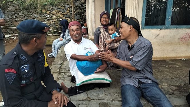 
					Aksi Jumat Berkah: Brimob & Bos Durian Ciamis Bagi Rezeki, Hati Warga pun Hangat