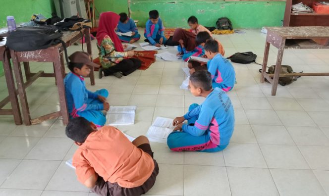 
					Anak-anak Belajar di Lantai, Sekolah Rusak Ini Tak Tersentuh Bantuan