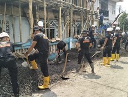Brimob Batalyon D Pelopor Satbrimob Polda Jabar dan Warga Sukajaya Kompak Kerja Bakti, Lingkungan Jadi Bersih Hati pun Makin Dekat