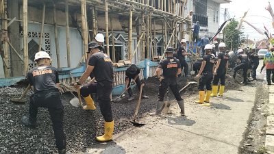 Brimob Batalyon D Pelopor Satbrimob Polda Jabar dan Warga Sukajaya Kompak Kerja Bakti, Lingkungan Jadi Bersih Hati pun Makin Dekat