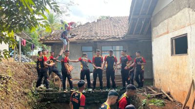 Brimob dan Warga Manonjaya Kompak Bener! Masjid Rusak Bareng-Bareng Diperbaiki