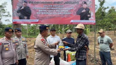 Brimob Turun ke Sawah! Bareng Petani di Karangnunggal Tanam Jagung Demi Swasembada