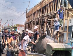 Brimob, Warga, dan Bos Durian Bareng-Bareng Cor Masjid di Purbaratu Tasik