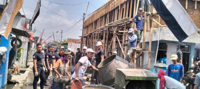 
					Brimob, Warga, dan Bos Durian Bareng-Bareng Cor Masjid di Purbaratu Tasik