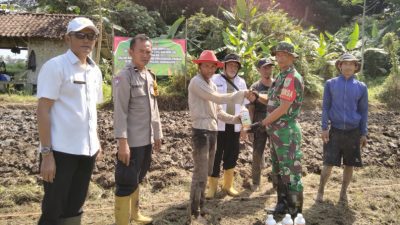 Gotong Royong TNI, Polisi, dan Warga Cikadongdong: Lahan Tidur Disulap Jadi Ladang Jagung!