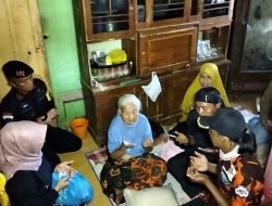 Jumat Berkah: Batalyon D Pelopor Satbrimob Polda Jabar dengan Program Brimob Nyaah Ka Indung, Berbagi ke Lansia di Ciamis