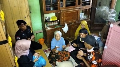 Jumat Berkah: Batalyon D Pelopor Satbrimob Polda Jabar dengan Program Brimob Nyaah Ka Indung, Berbagi ke Lansia di Ciamis