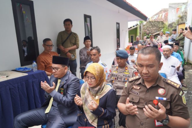 
					Kapolres Tasikmalaya Kota Bagikan Kunci Rumah Baru di Hari Bhayangkara ke-79