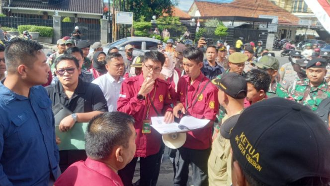 
					Karaoke Fantasi di Jalan Kartini Cirebon Akhirnya Dieksekusi PN, Subgarnisun Ikut Dampingi