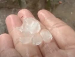 Malam Mencekam di Langkat, Hujan Es dan Angin Kenceng Hantam Rumah Warga