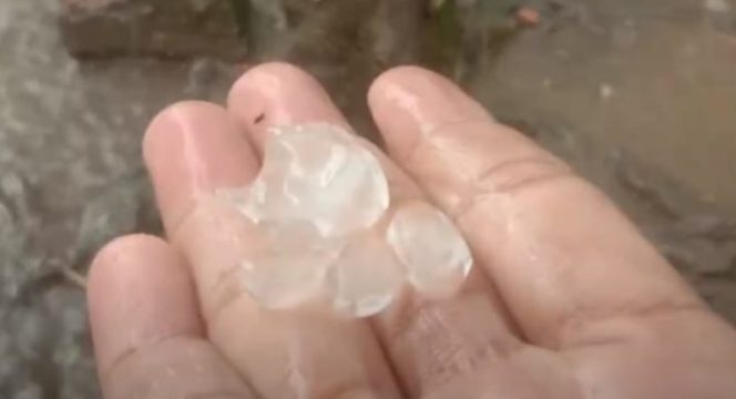 
					Malam Mencekam di Langkat, Hujan Es dan Angin Kenceng Hantam Rumah Warga