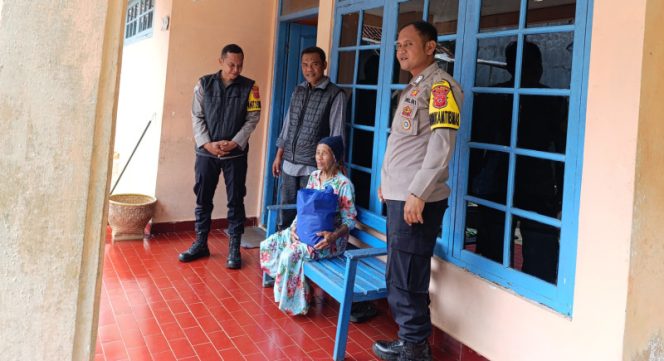 
					Polisi Datang, Bawa Sembako dan Senyum: Cerita dari Ciamis