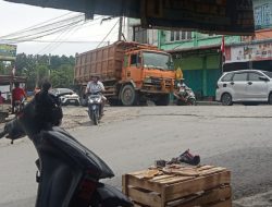 Truk Overload Patah As, Lalu Lintas Binjai–Bohorok Lumpuh Sementara