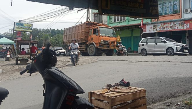 
					Truk Overload Patah As, Lalu Lintas Binjai–Bohorok Lumpuh Sementara