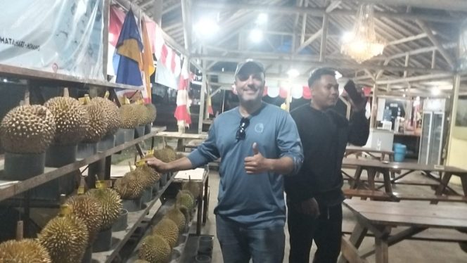 
					Turis Amerika Ketagihan Durian Kujang, Warung Sederhana di Cikoneng Jadi Viral!
