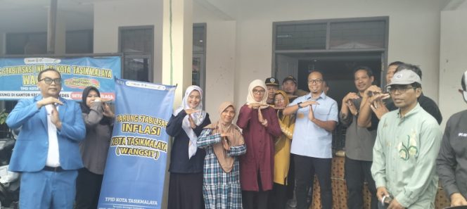 
					Wali Kota Tasik Tinjau Puskesmas Baru, Bagi-Bagi Sembako, dan Cek Harga Pasar