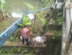 Warga Sukasenang Kompak Bersihkan Sungai, Terinspirasi Brimob dan Pemilik Durian Kujang