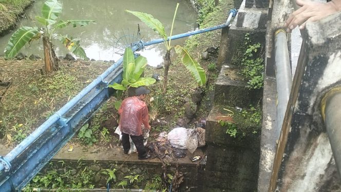 
					Warga Sukasenang Kompak Bersihkan Sungai, Terinspirasi Brimob dan Pemilik Durian Kujang