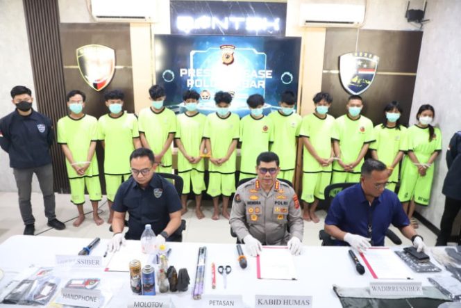 
					12 Tersangka Kasus Bom Molotov Terungkap, 11 Orang Sudah Diperlihatkan Polda Jabar