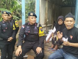 Brimob Cineam Bagi-Bagi Sembako buat Lansia Lewat Program “Nyaah Ka Indung”