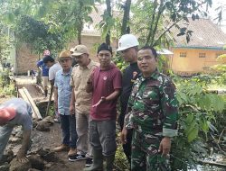 Brimob Jabar Bareng H. Wahyu Bantu Warga Panyingkiran Bikin Jalan Gang Baru