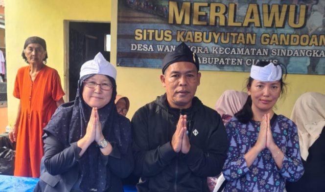 
					H. Wahyu Pemilik Durian Kujang Ikut Nimbrung di Upacara Adat Merlawu, Dua Tamu Jepang Jadi Pusat Perhatian
