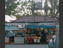 Nekat Banget! Pedagang di Kuala Langkat Jualan Pas di Bawah Travo Listrik