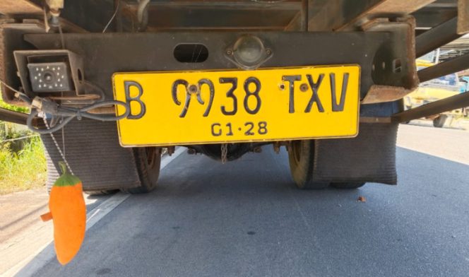 
					Plat Depan Sama Belakang Beda, Truk Kargo Bintan Kena Tilang di Karimun
