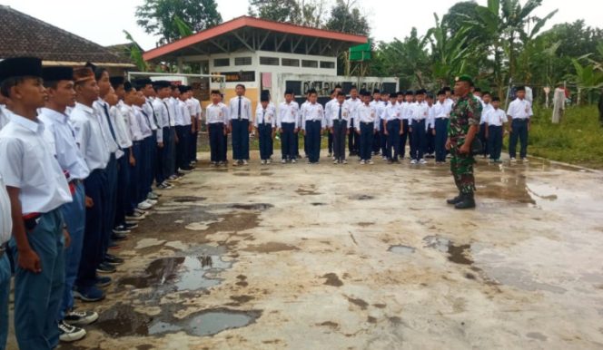 
					Babinsa Koramil 1211/Singaparna Serma Agum G Ajak Siswa Yayasan Darunidzom Belajar Disiplin dan Cinta Tanah Air Lewat PBB
